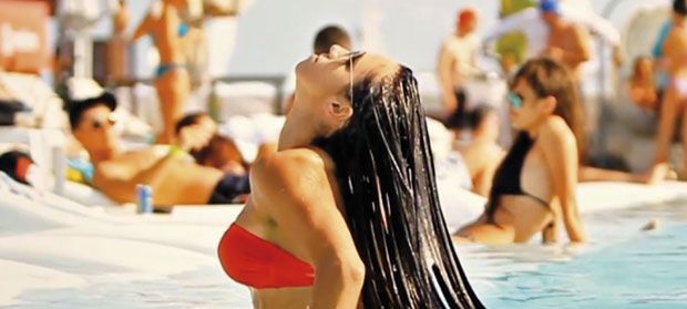 Azi, fetele de pe litoral poartă bikini decoltaţi.Iată cum se îmbrăcau româncele la mare în comunism