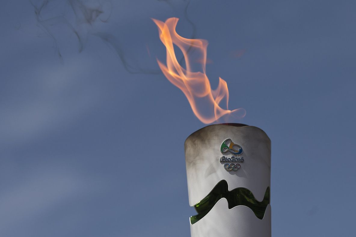 VIDEO. Incidente după intrarea flăcării olimpice în Rio de Janeiro. Ce au făcut protestarii