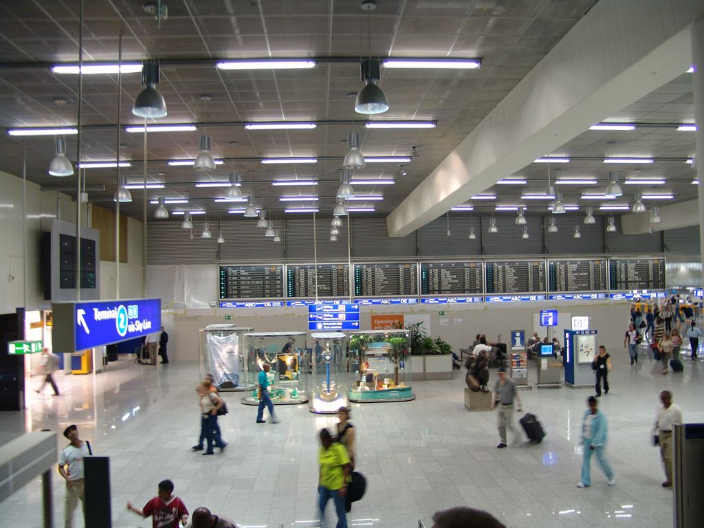 Un bărbat furios a bătut trei ofiţeri de poliţie, în aeroport. Care a fost urmarea