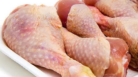 Pui ucraineni "low-cost", crescuţi în fermele de lângă Cernobîl, invadează piaţa europeană