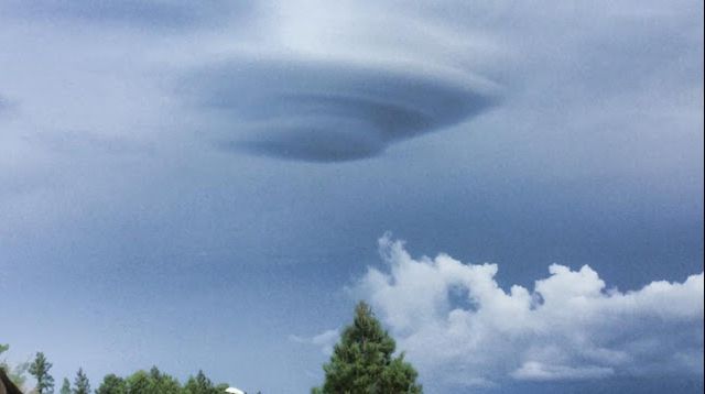 Imagini apocaliptice pe șosea. Șoferii au ieșit speriați din mașini să vadă ce se întâmplă. ”E OZN?”