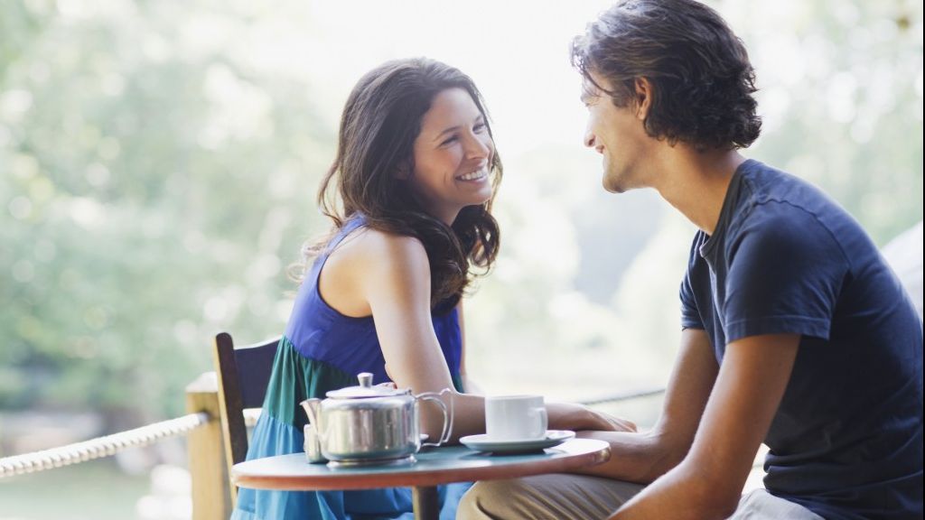 Gestul care te ajută să te apropii rapid de o persoană pe care abia ai cunoscut-o