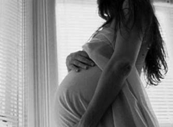 Cum arată femeia care susţine că e însărcinată de 2 ani de zile