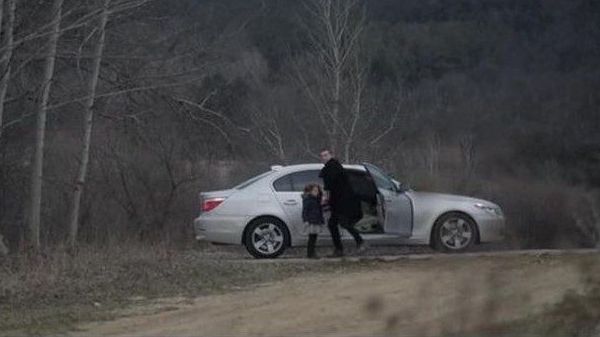 Şi-a dus fetiţa pe un câmp şi a lăsat-o acolo. Povestea care emoţionează pe oricine! VIDEO