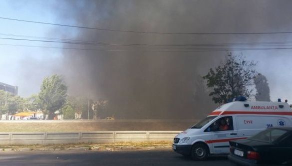 O parte din oraşul Iaşi, sufocat de FUM! Incendiu uriaș în autobaza RATP. IMAGINI de la faţa locului