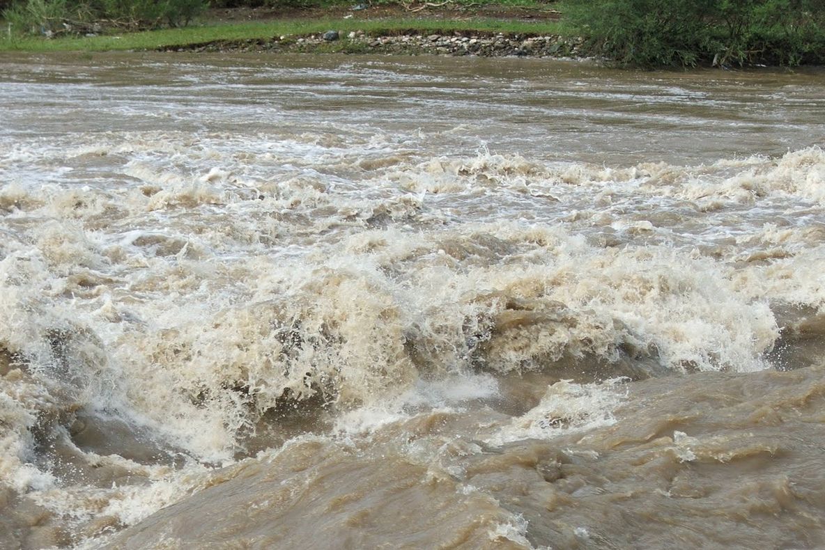 Cod Galben de inundații pe zeci de râuri din țară. Vezi zonele afectate