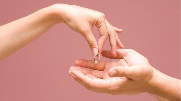 ŞOC în show-biz. Păreau de nedespărţit.Aveau un mariaj de 12 ani, acum au divorţat.Ea plânge întruna