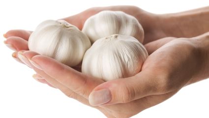 Şi-a frecat unghiile cu un căţel de usturoi. Ce s-a întâmplat imediat. Vei încerca şi tu!