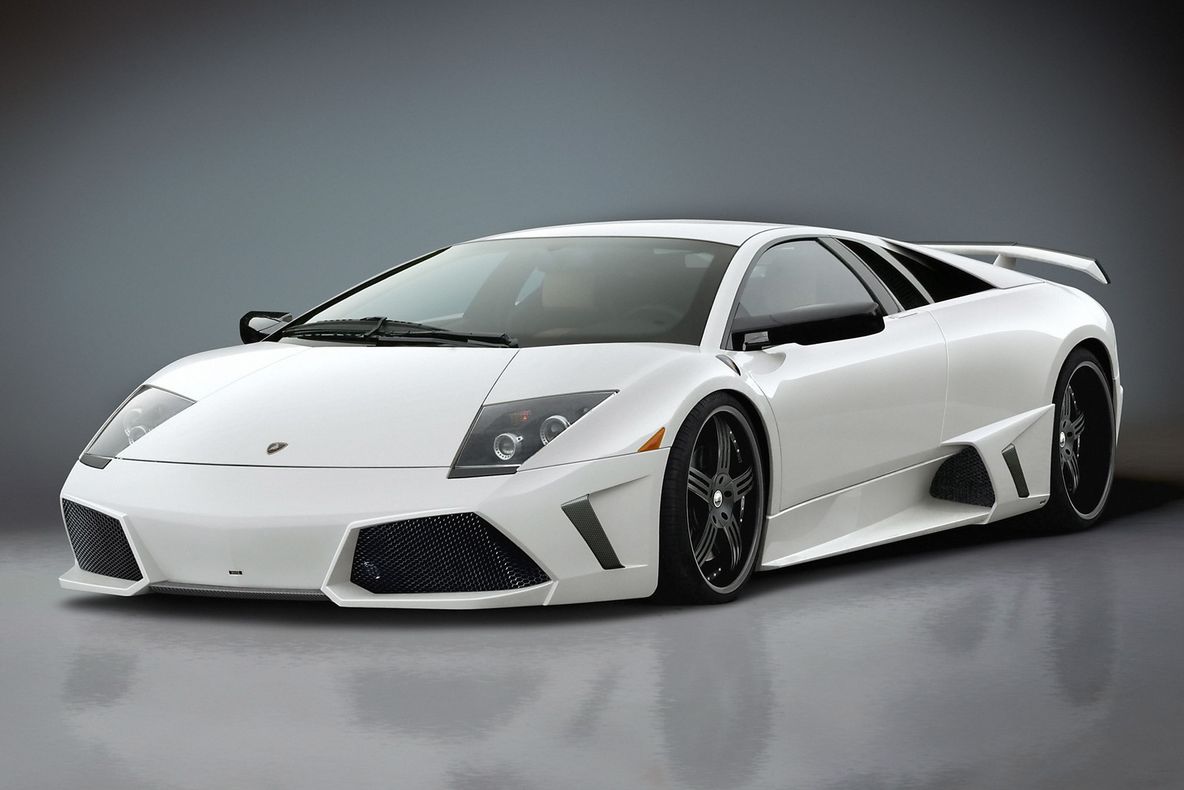 Apariție amuzantă pe autostradă. Un șofer a cărat capre cu un Lamborghini