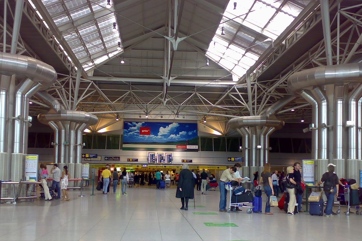Alertă pe Aeroportul din Lisabona: Patru suspecți veniți din Algeria au fost arestați
