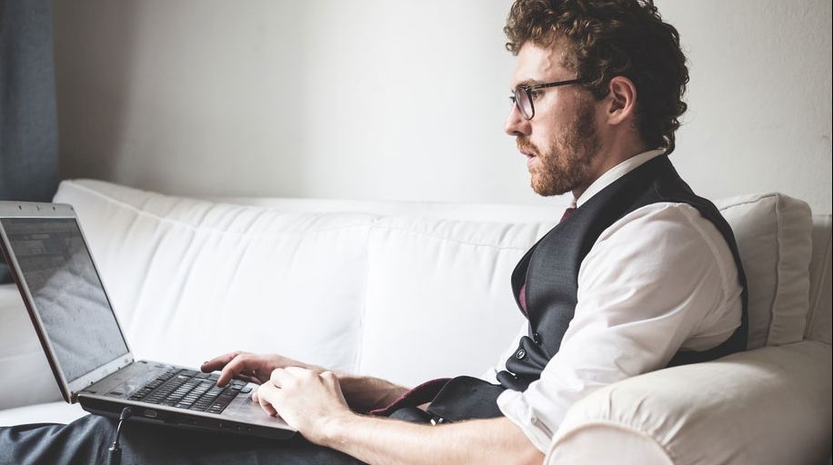 Cum sunt afectaţi ochii de privitul la calculator sau smartphone