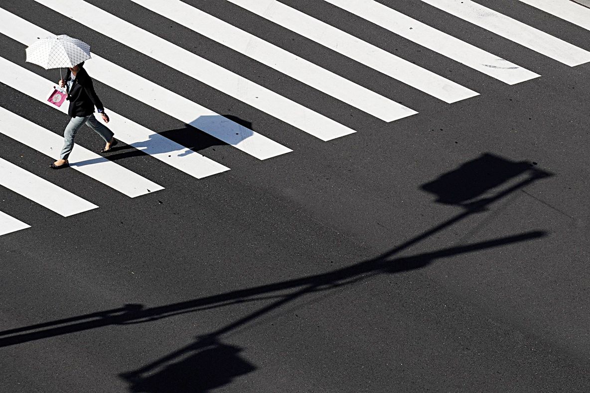 Semnul care a apărut pe stradă, lângă o trecere de pietoni. Localnicii sunt șocați: ”E ridicol”