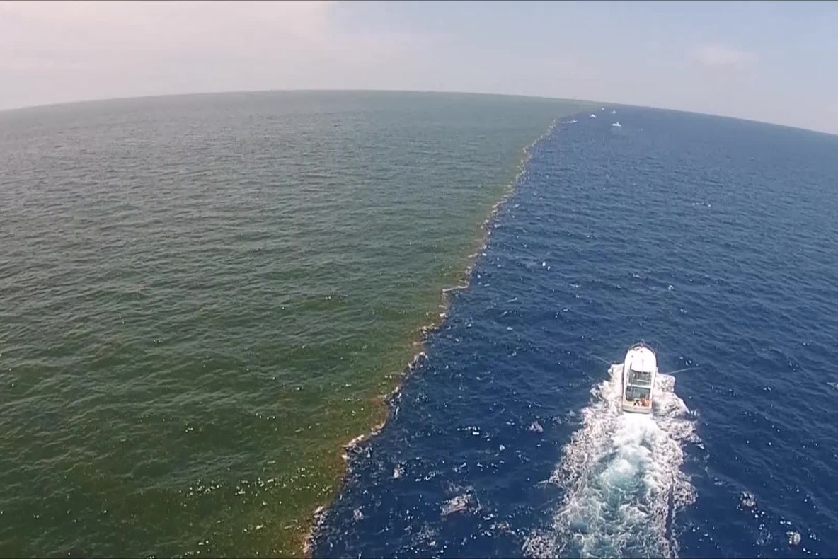 Imaginea APOCALIPSEI! Marea se desparte în două. VIDEO