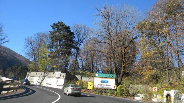 Accident grav pe DN1! O maşină cu 2 oameni la bord a căzut în râpă la Posada 