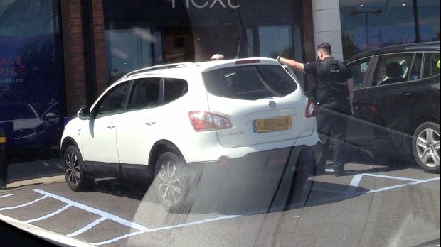 Li s-a părut ceva suspect la o mașină parcată. Când s-au apropiat, au plâns. ”Nu se poate”