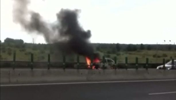 Maşină cuprinsă de flăcări de centura Capitalei. Traficul a fost reluat