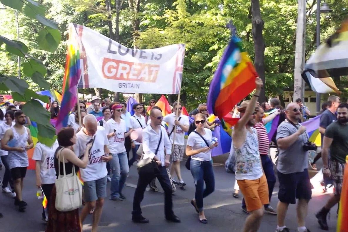 Membrii comunităţii LGBT au ieşit în stradă, ca reacţie la decizia CCR