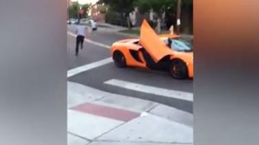 Un copil a distrus o mașină de sute de mii de lire. Imaginile te lasă fără cuvinte