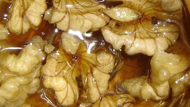 A luat o linguriţă de miere cu nuci în fiecare dimineaţă, pe stomacul gol. Efectul, de neimaginat