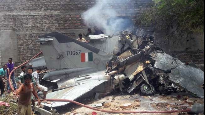 Accident înfiorător: Un avion a lovit un bloc