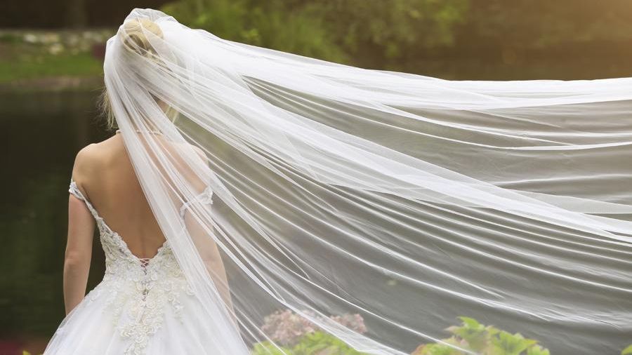 Gestul neobişnuit făcut de o mireasă chiar în faţa preotului. "Am avut o rochie foarte decoltată..."