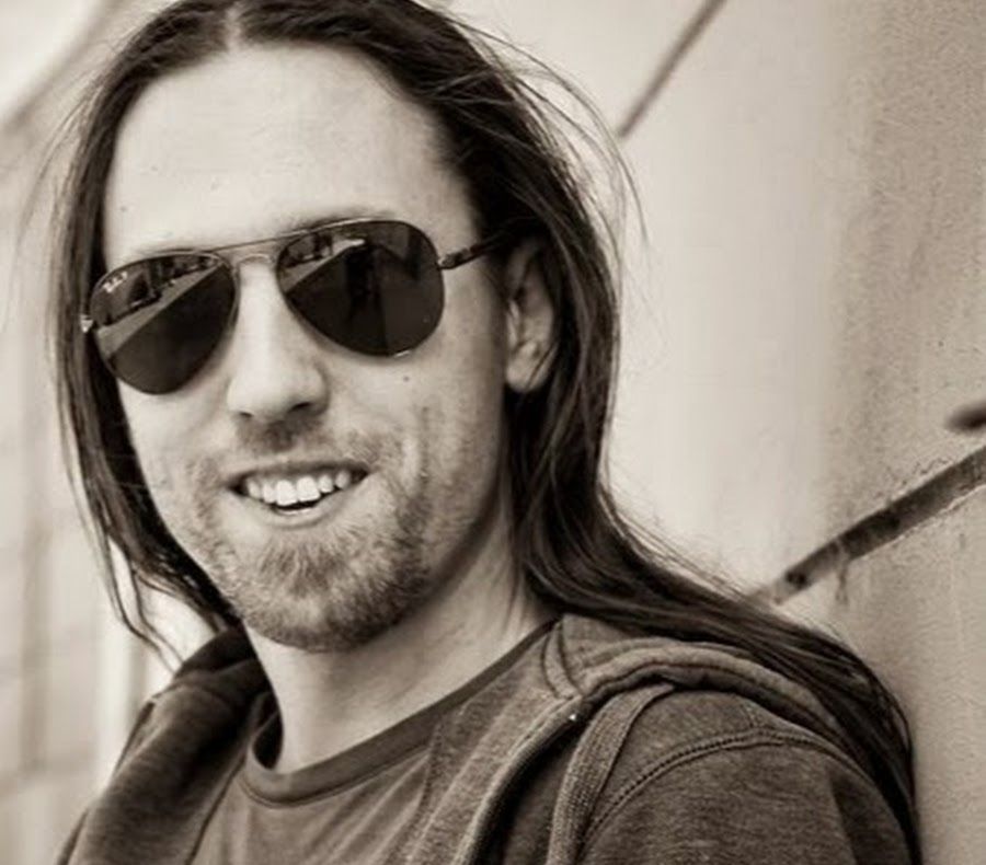 Candele şi flori, în Piaţa Universităţii. Fanii i-au adus un omagiu chitaristului Nik Baydin