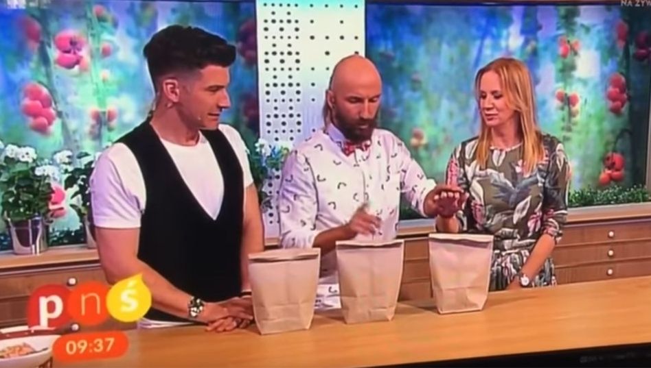 Ruletă rusească, cu final însângerat! O prezentatoare TV a fost înjunghiată în direct de un magician