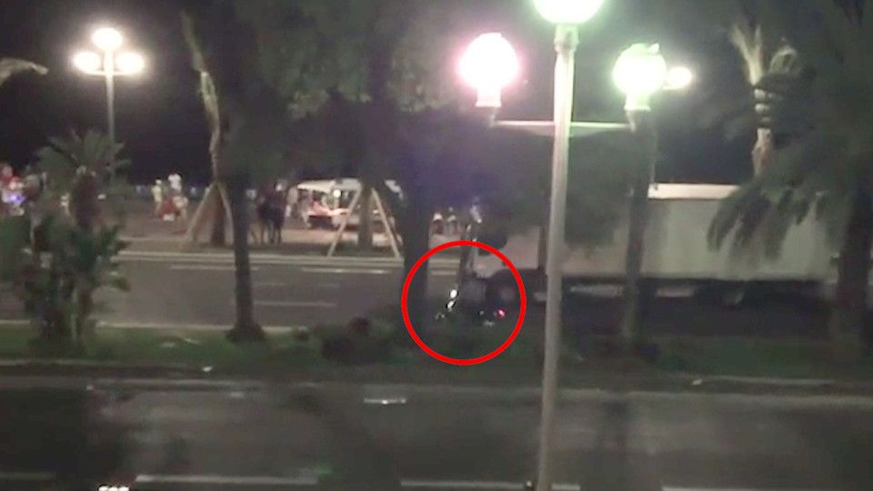 Atentatul de la Nisa. Un motociclist a încercat să-l oprească pe șoferul camionului