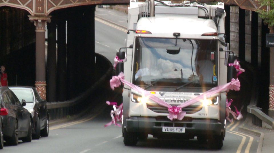 A mers cu mașina de gunoi la propria nuntă. Mirele a plâns când a văzut-o. Cum arăta mireasa