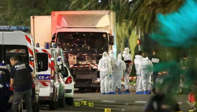 Franța s-a recules pentru victimele de la Nisa. Mărturia omului care a încercat să oprească camionul
