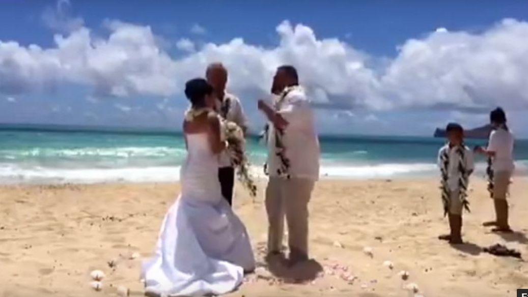 Mireasa spunea jurământul, iar mirele nu s-a putut abține. Nuntașii au rămas fără cuvinte