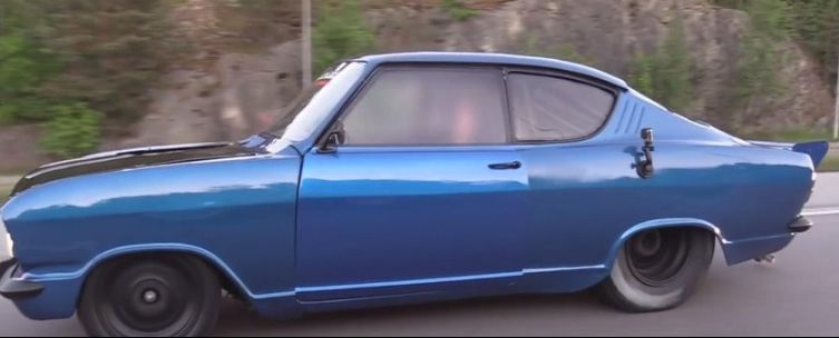 Au găsit un Opel Kadett din anii '80. Ce au descoperit sub capota lui este cu adevărat ULUITOR