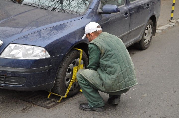 A parcat maşina aiurea şi a blocat ieşirea vecinului. Ce "cadou" a găsit în geam. De RÂSUL blocului