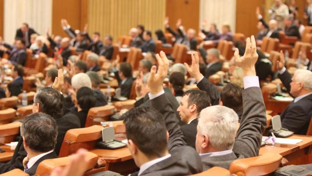 Credeți că legea care acordă pensii speciale parlamentarilor ar trebui modificată? 