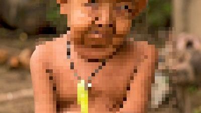 Un băiețel de 4 ani arată ca un pensionar de 80 de ani. Îi plângi de milă când îl vezi!