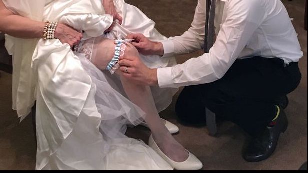 Mireasa de 71 de ani și-a luat mire de 17 ani. Cum arată cuplul