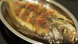 Ce să faci când îţi rămâne un os de peşte în gât. Acest lucru îţi poate salva viaţa