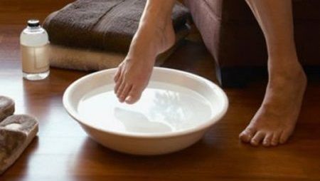 Pune-ţi picioarele în apă rece seara, înainte de culcare! Este incredibil ce efect are