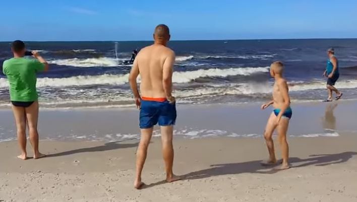 Turiștii de pe plajă au amuțit când au văzut a ieșit din mare. Imaginile întrec orice așteptare