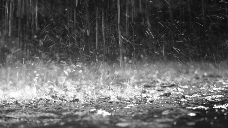 Capitala, sub cod portocaliu de vijelii, luni noapte. Mai multe tramvaie, blocate de ape