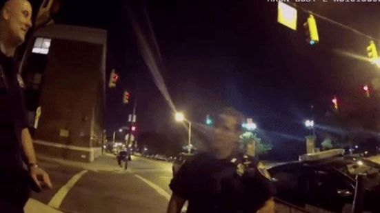 Un șofer a lovit mașina poliției. Când s-a dat jos de la volan, oamenii legii au înlemnit. Ce făcea 