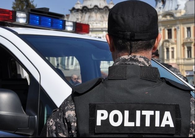 Două femei protestează pe acoperişul unui bloc din Capitală. Cer ca soţii lor să fie eliberați