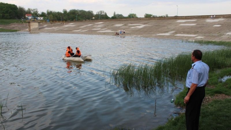 Descoperire înfiorătoare într-un lac din Iaşi. Poliţiştii, şocaţi: ce avea cadavrul legat de gât