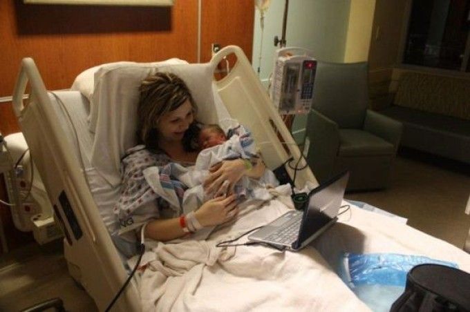 Povestea emoţionantă din spatele unei fotografii banale. Mama bebelușului zâmbeşte, iar tatăl lui...