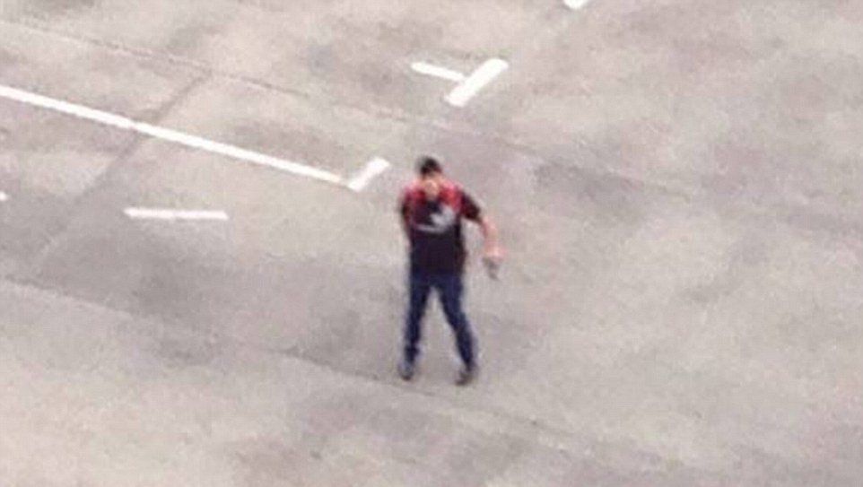 Atentatul din Munchen: Primele poze cu atacatorul care a deschis focul în fața unui mall din Munchen