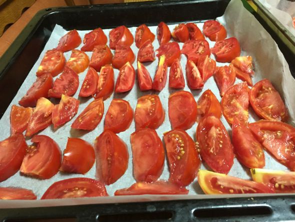 A tăiat roşiile în felii şi le-a pus pe o tavă de copt. Rezultatul e uimitor!