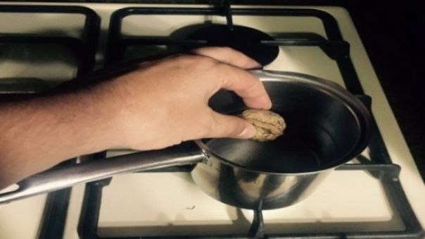 A pus o nucă la fiert într-un ibric. Apoi a băut apa. MOTIVUL este GENIAL