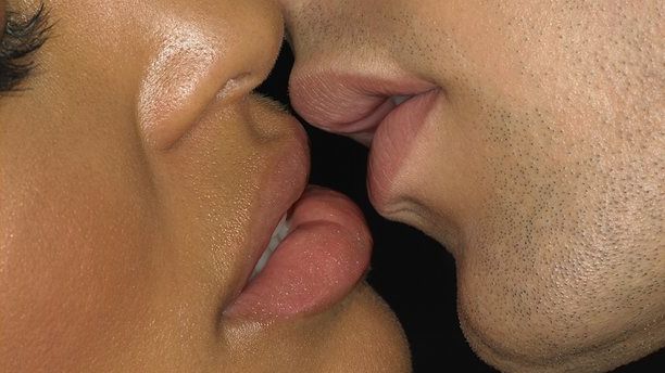 Cinci boli care se pot transmite prin sărut. Mare grijă!