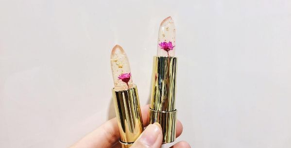 Cum arată rujul care îşi schimbă culoarea în timp ce îl porţi. Stocurile, epuizate deja