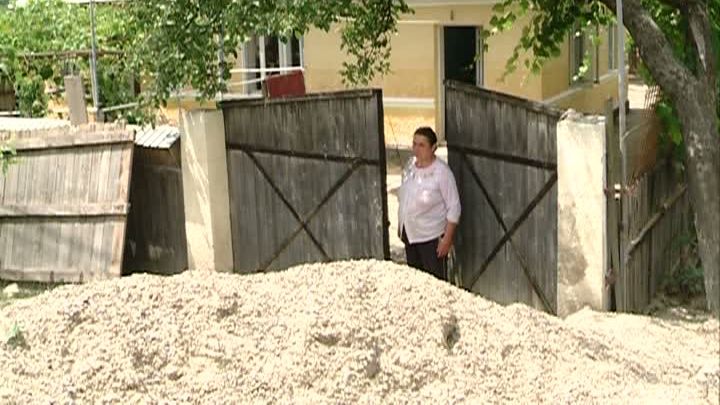 Bătrânii din Helegiu. "Reclădim speranţa", o campanie pentru românii rămaşi fără case